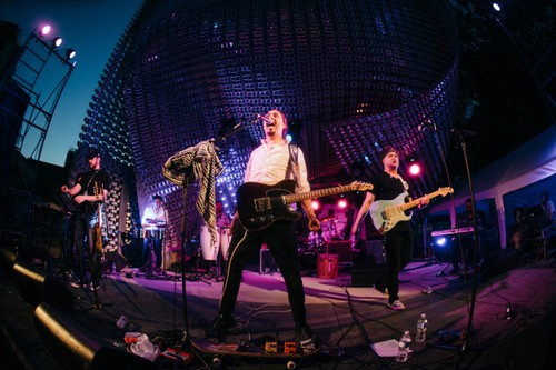 El León and the Strangers