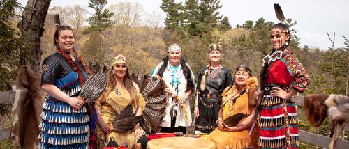 Les Femmes Au Tambour De Wendake